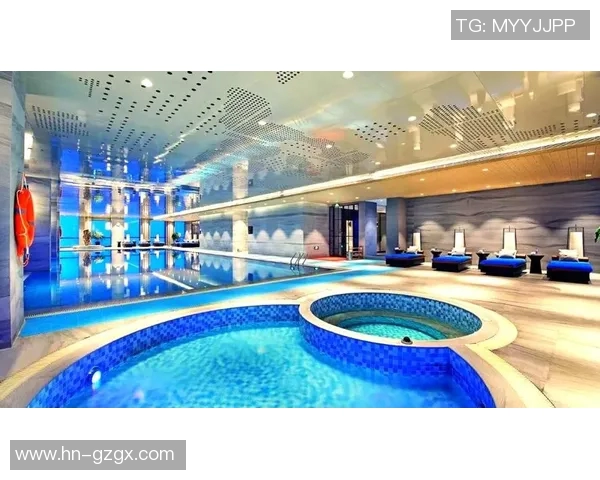 以游泳池为核心打造多功能休闲空间，畅享运动与放松的完美结合