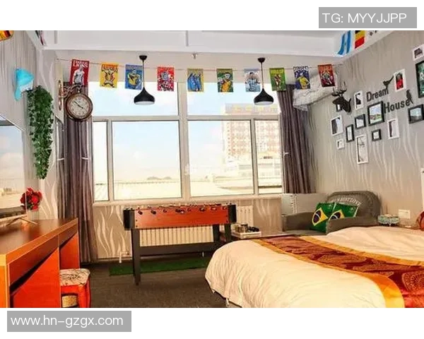 与足球明星同住一间公寓的奇妙生活体验与成长故事